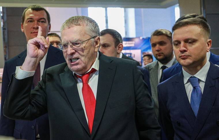 Лидер ЛДПР призвал отказаться от рукопожатий и поцелуев из-за коронавируса - news.ru - Россия