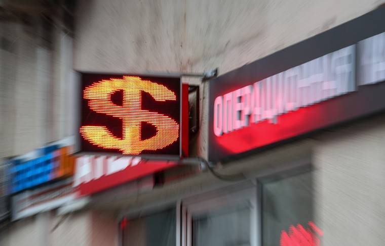 Среднезавышенный курс доллара достиг 74,6915 рубля - news.ru