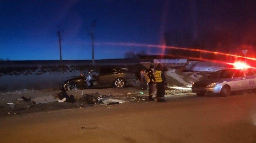 Фото: иномарку разметало от сильного удара о рекламный щит в Кузбассе - 5-tv.ru - Прокопьевск