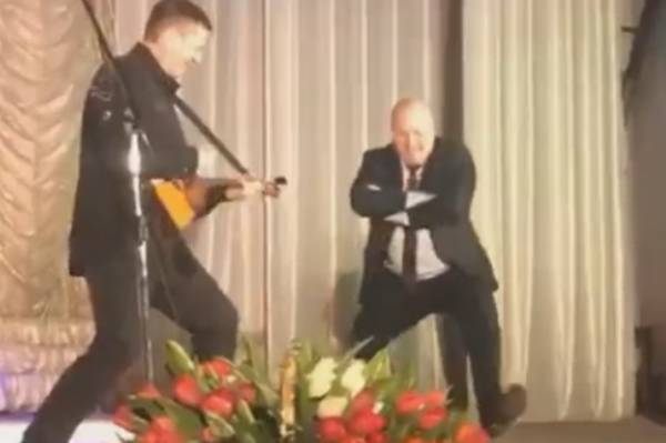 Красноярский чиновник объяснил танцы вприсядку под балалайку на сцене - govoritmoskva.ru - Москва - район Манский
