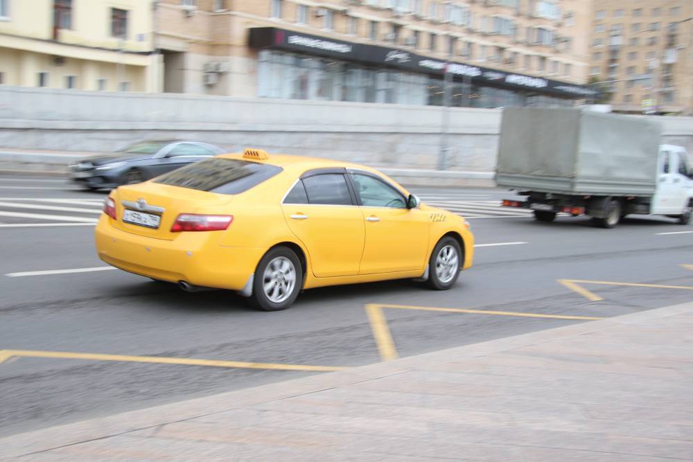 СК проверит сведения о посадившем за руль ребенка таксисте - vm.ru - Москва - Россия