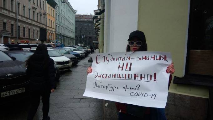В центре Петербурга девушка с плакатом требует перевести студентов на дистанционное обучение - piter.tv - Санкт-Петербург