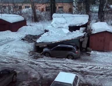 В Кузбассе стена гаража рухнула на автомобиль - gazeta.a42.ru - Судженск