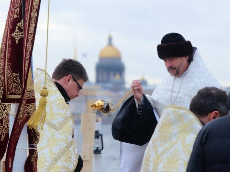 патриарх Кирилл - Церкви перейдут на одноразовую посуду, а священники – на перчатки - sobesednik.ru - Москва