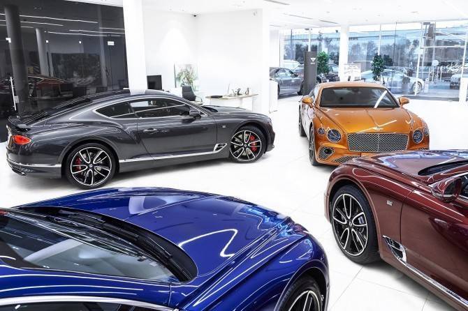 Aston Martin - Bentley - Продажи новых люксовых автомобилей в РФ в феврале выросли на треть - autostat.ru - Россия