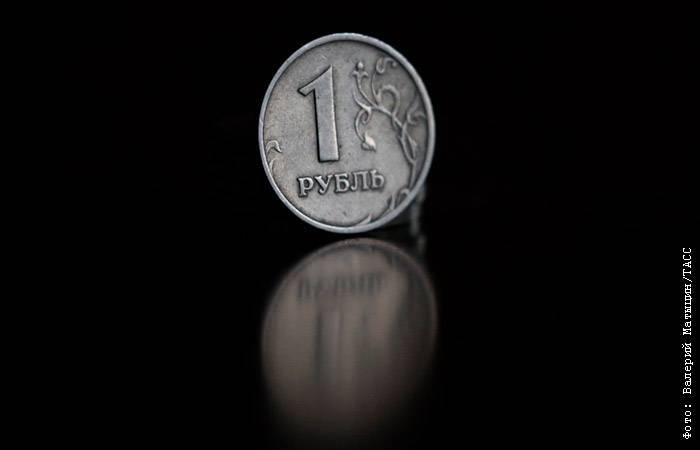 Рубль подешевел к доллару до минимумов за четыре года - interfax.ru - Москва - США