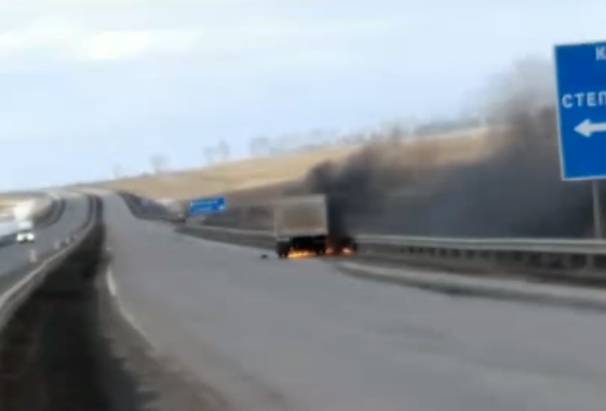 Полыхающий грузовик на кузбасской трассе сняли на видео - gazeta.a42.ru - Россия - Кемеровская обл.