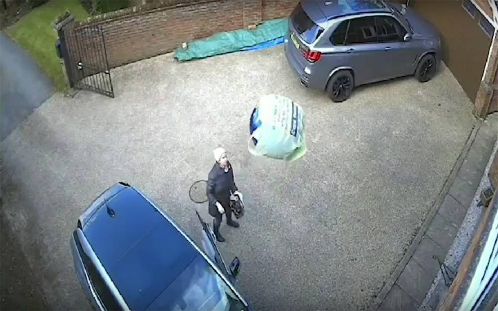 Настроение дня: грустное видео про выгрузку воздушного шара из машины - zr.ru