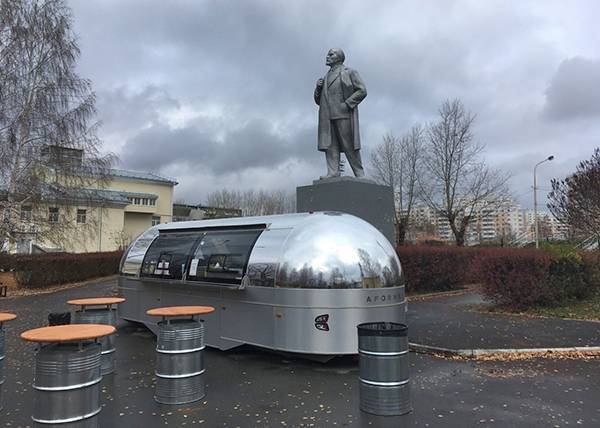 Владимир Ленин - "Историю нужно любить и учить, а не насиловать и переписывать". Уральцев возмутил "торгующий Ленин" - nakanune.ru - Россия