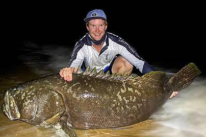 Рыболов 15 минут боролся с двухметровым окунем и вытащил его из воды - lenta.ru - Australia - штат Квинсленд
