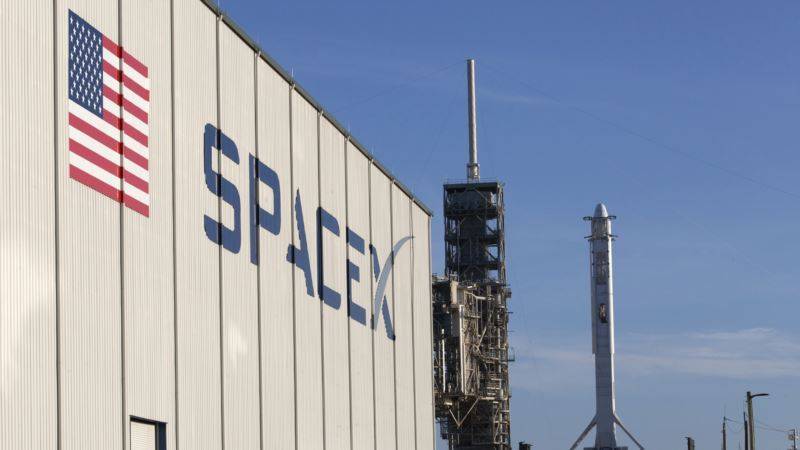 Илон Маск - Роберт Бенкен - Херли Даг - SpaceX планирует запустить астронавтов к МКС в мае - golos-ameriki.ru - США