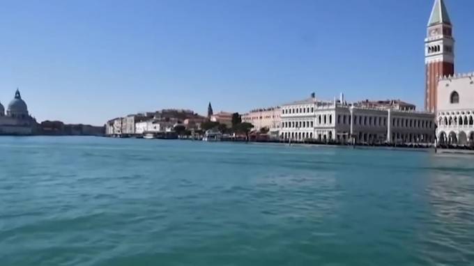 В Венеции из-за карантина во время пандемии очистилась вода в каналах - piter.tv - Италия