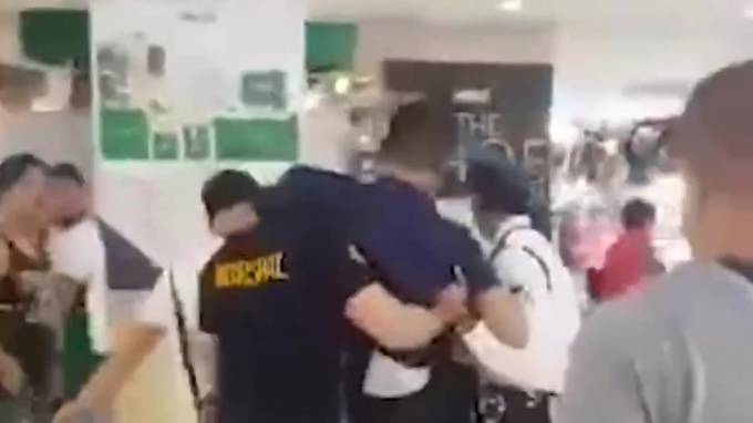 Видео: На Филиппинах вооруженный мужчина взял в заложники 30 человек в ТЦ - piter.tv - Филиппины - Манила