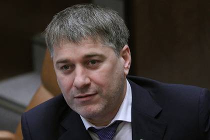 Дмитрий Песков - Песков объяснил награждение пять лет не вносившего законы чеченского сенатора - lenta.ru - Россия
