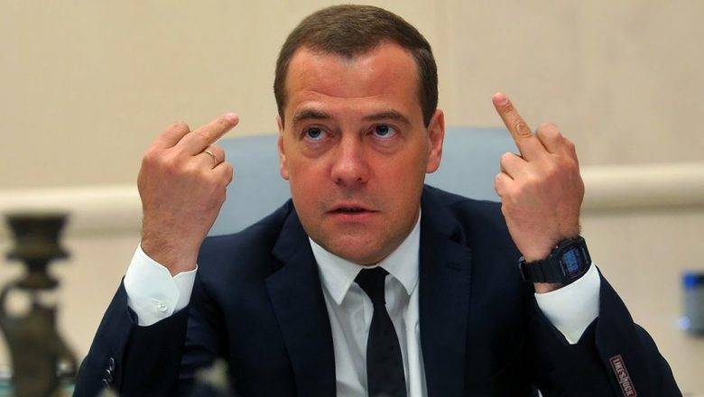 Трусость или прозрение: чиновники начали критиковать правительство Медведева - newizv.ru - Россия