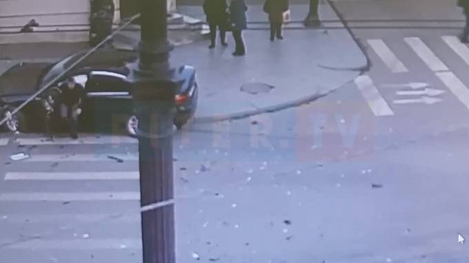 Видео: BMW на Невском проспекте въехал в толпу - piter.tv - Санкт-Петербург