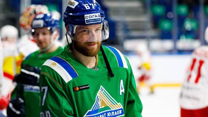 В Швеции извинились перед хоккеистом "Салавата Юлаева" Линусом Умарком за искажение слов - piter.tv - Уфа - Швеция