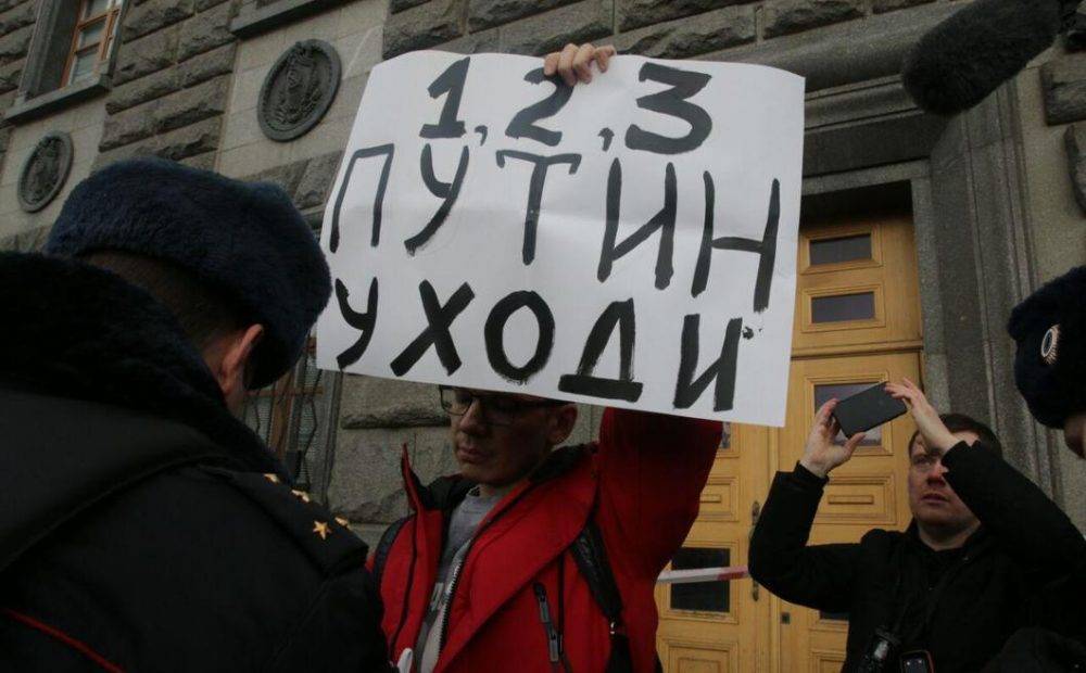 Абдулмумин Гаджиев - В Москве задержали участников пикетов против поправок в Конституцию и в поддержку журналиста Абдулмумина Гаджиева - theins.ru - Москва
