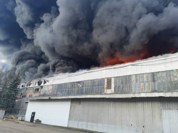 На горящем складе алюминиевого завода в Подмосковье обрушилась крыша - nakanune.ru - Московская обл.
