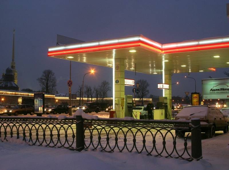 Почему бензин в России не дешевеет вслед за нефтью? - sobesednik.ru - Россия
