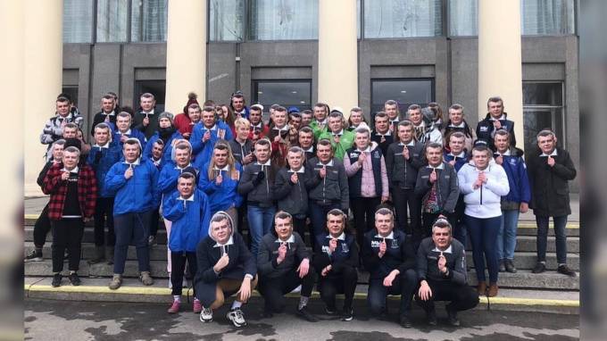Главу Колпинского района поздравили подростки в масках - piter.tv - район Колпинский