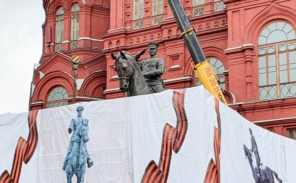 Георгий Жуков - Памятник Жукову увезли с Манежной площади для реставрации - vm.ru - Москва