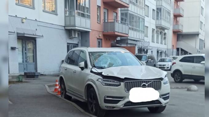 Парень выпал с балкона на припаркованную Volvo на проспекте Тореза - piter.tv - Санкт-Петербург - Мурманская обл.