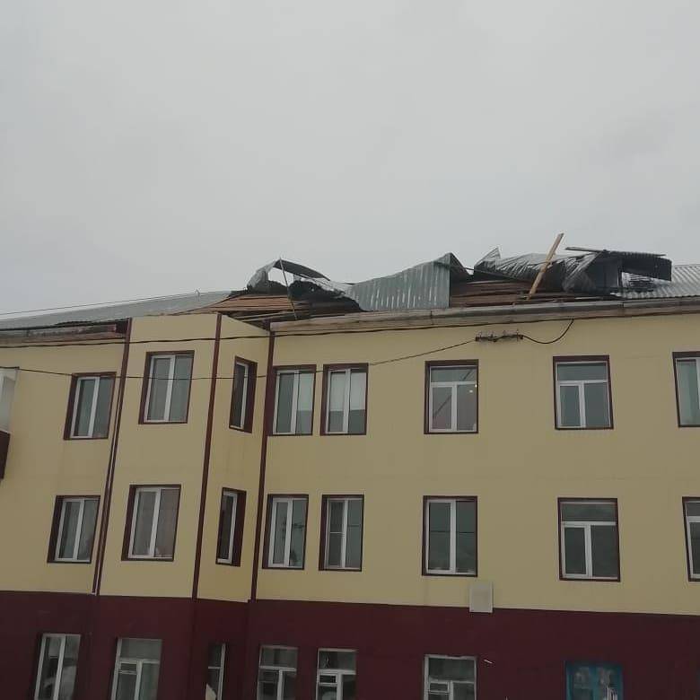 В Шерегеше ураганный ветер сорвал часть крыши дома - gazeta.a42.ru - район Таштагольский