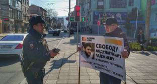 Абдулмумин Гаджиев - 18 махачкалинцев провели пикеты в поддержку Абдулмумина Гаджиева - kavkaz-uzel.eu - Махачкала