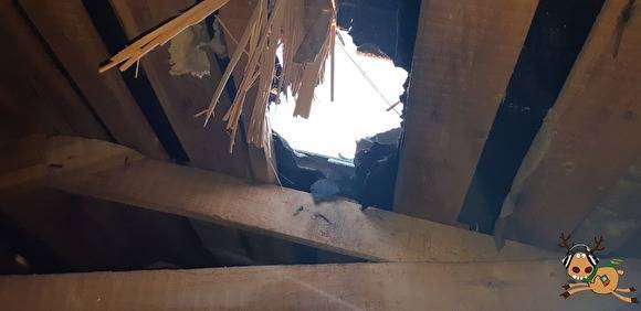В Тарко-Сале водонагреватель взорвался, пробил крышу и долетел до военкомата - znak.com - Тарко-Сале