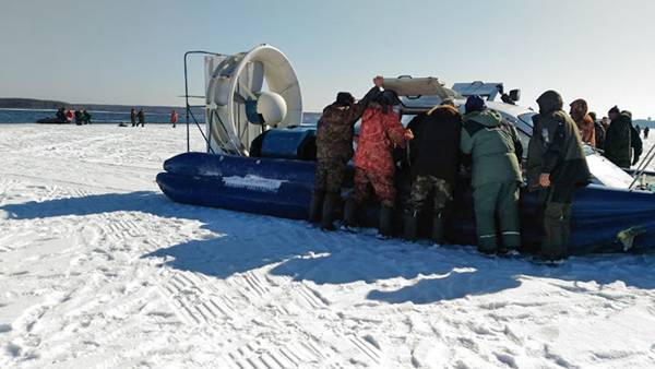 В Свердловской области спасли 350 рыбаков, уплывших на отколовшейся льдине - nakanune.ru - Свердловская обл.