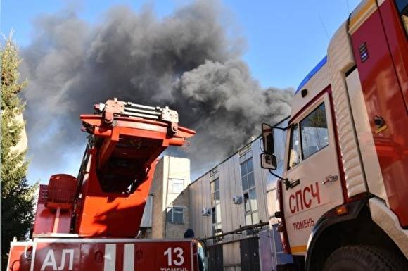 В Тюмени потушили пожар в ангаре рядом с фанерным заводом - znak.com - Тюмень - Тюменская обл.