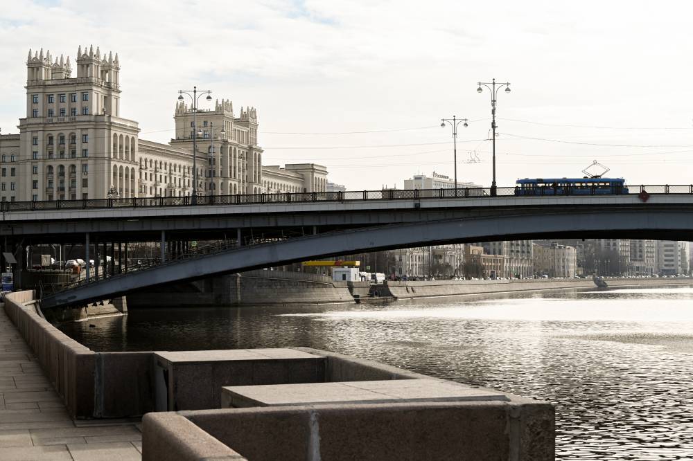 Очевидцы спасли мужчину из Москвы-реки на Крымском валу - vm.ru - Москва - Россия