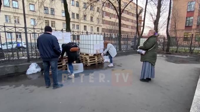 Видео: петербуржцы не успели набрать бесплатного антисептика на Бумажной - piter.tv