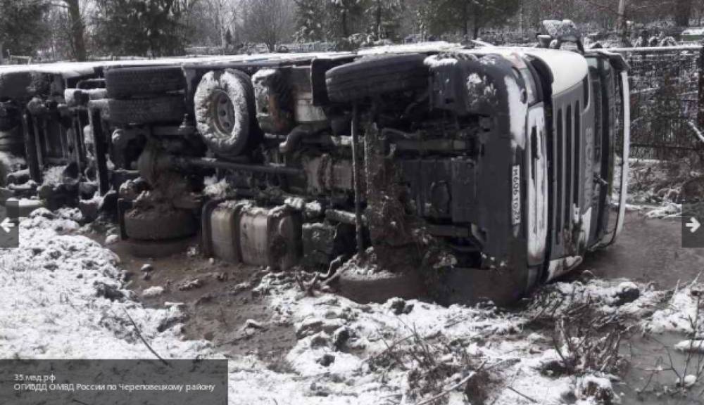 Ford Transit - Водитель грузовика скончался от полученных в ДТП на дороге Калмыкии травм - inforeactor.ru - респ. Калмыкия