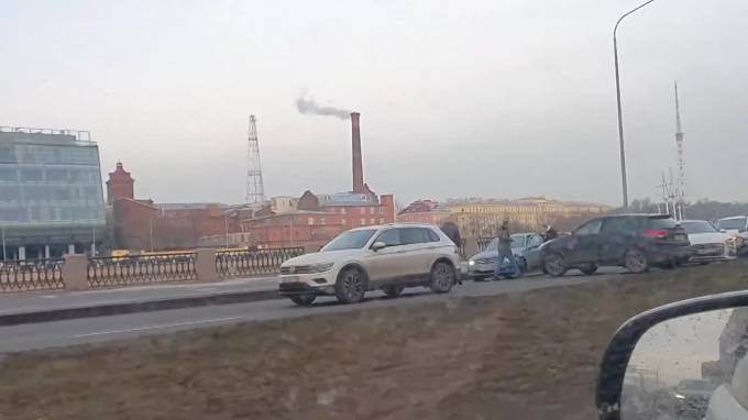 Массовая авария на Пироговской набережной полностью перекрыла движение по одной из полос - piter.tv