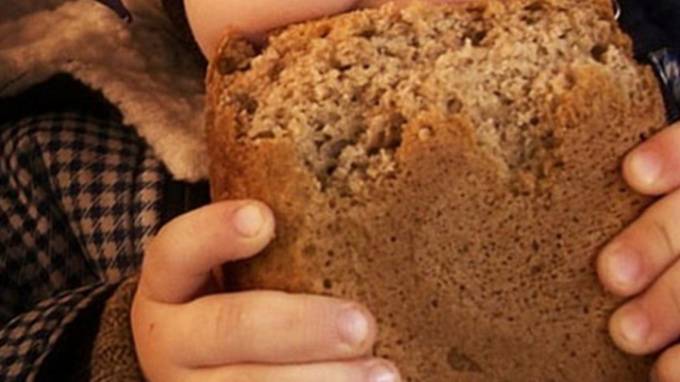 Омичке, убившей 2-летнюю дочь из-за крошек хлеба, дали 11 лет - piter.tv - Омск