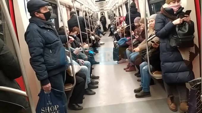 В утренний час пик метро Петербурга наполнилось людьми - piter.tv - Санкт-Петербург