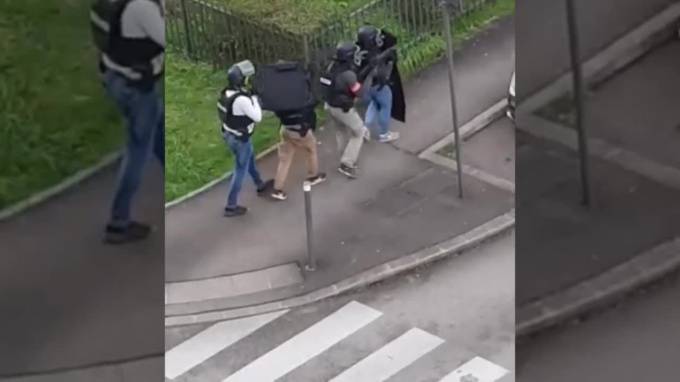 Видео: Во Франции неадекват взял в заложники беременную жену и 5 детей - piter.tv - Франция - Красноярск