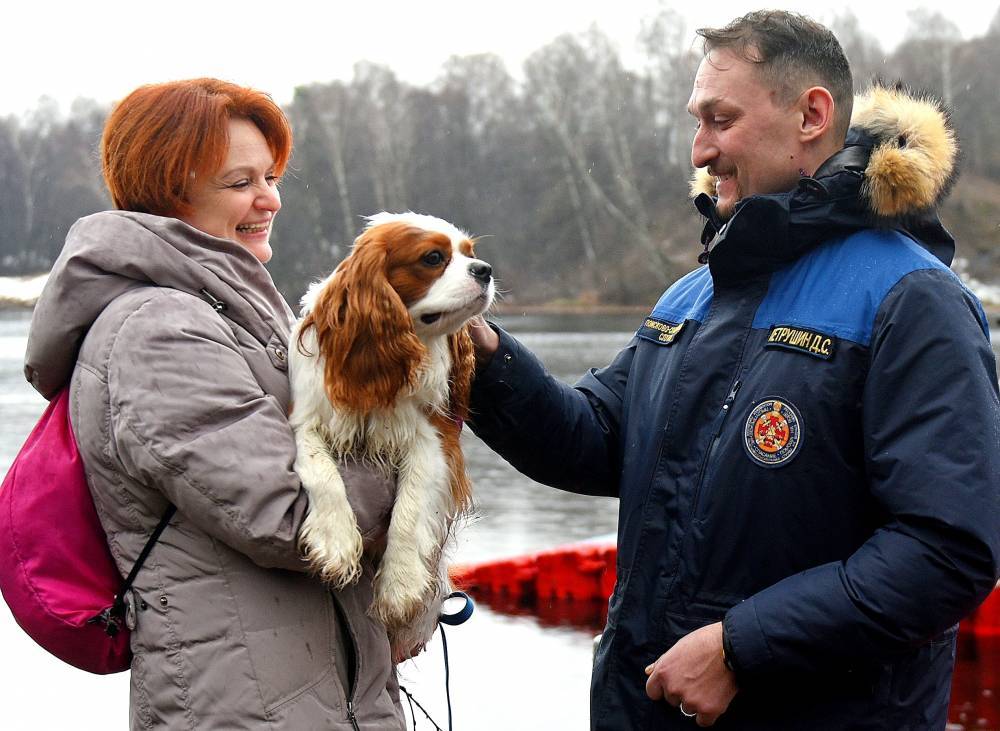 Московские спасатели сняли со льда Москвы-реки женщину с собакой - vm.ru - Москва