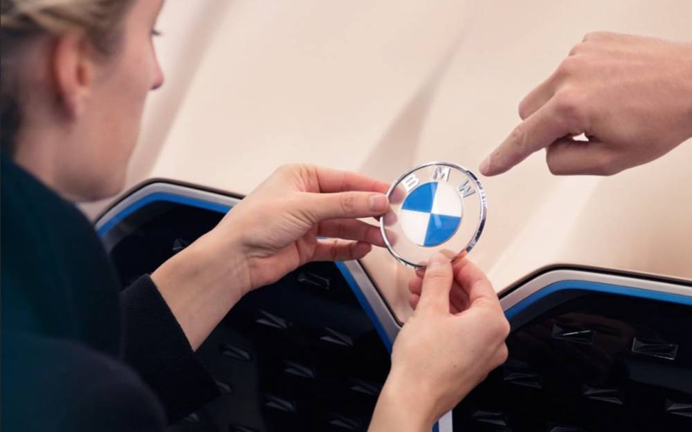 Теперь без черного: BMW сменила логотип - zr.ru