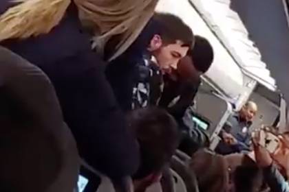Пассажир попытался выйти из самолета на ходу и сорвал рейс - lenta.ru - США - Сент-Луис