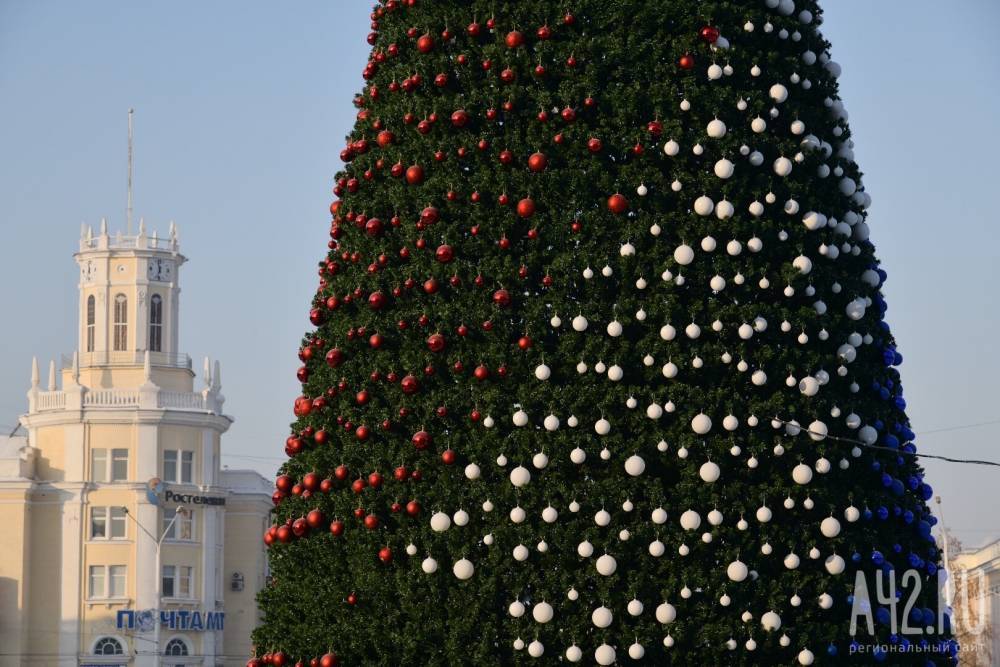 В Кемерове начали демонтировать новогоднюю ель на площади Советов - gazeta.a42.ru - Кемерово