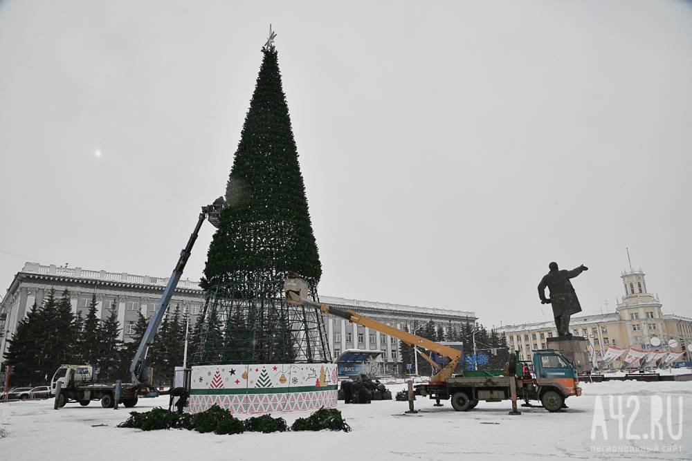 В Кемерове начали разбирать новогоднюю ель на площади Советов - gazeta.a42.ru - Кемерово