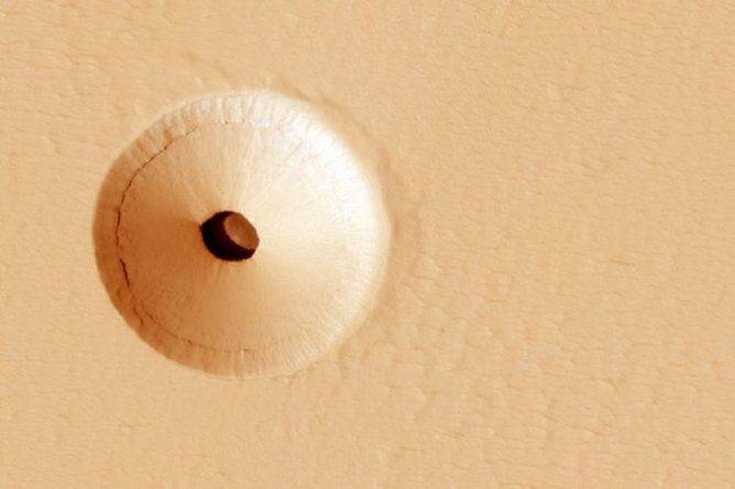 Фото НАСА показало загадочную дыру на Марсе, «которая может содержать инопланетную жизнь» - usa.one - New York