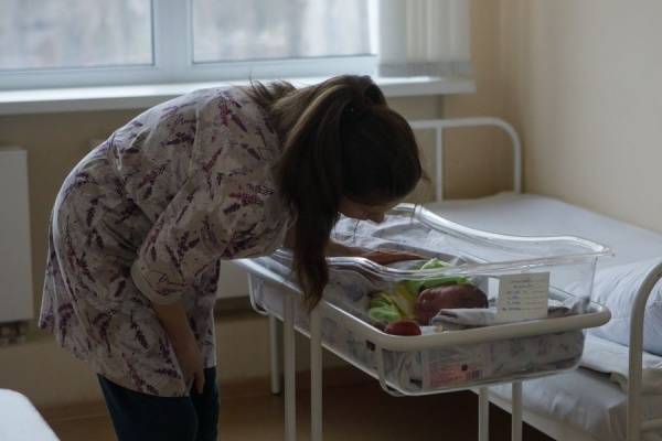 В 2019 году продолжилась тенденция большего сокращения рождаемости у более молодых женщин - nakanune.ru