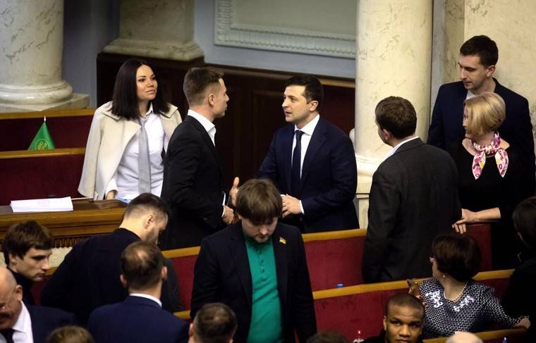 Депутат Рады раскрыл детали разговора с не пожавшим ему руку Зеленским - news.ru - Украина