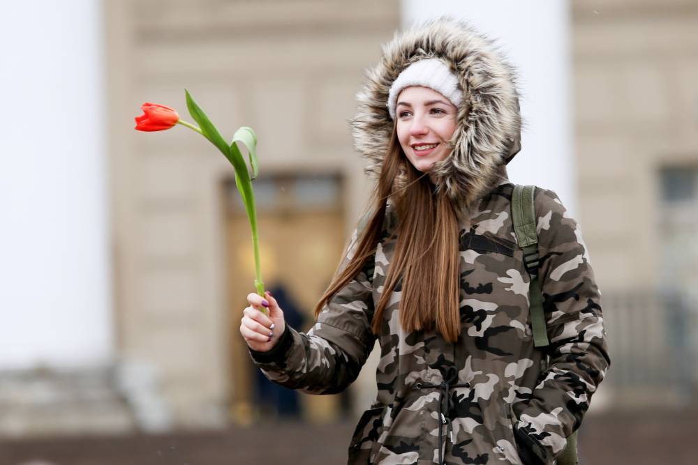 Дмитрий Маликов - Поздравления и подарки ждут женщин на столичных вокзалах в честь 8 Марта - vm.ru
