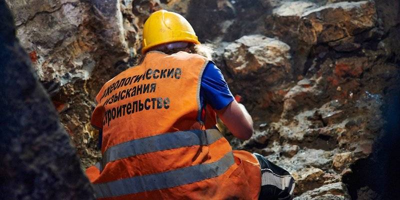 Археологи обнаружили в центре Москвы старинный сейф со следами взлома - vm.ru - Москва - район Басманное