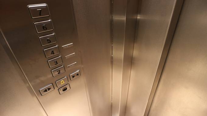 Неизвестные избили пожилого петербуржца в лифте и ограбили его квартиру - piter.tv